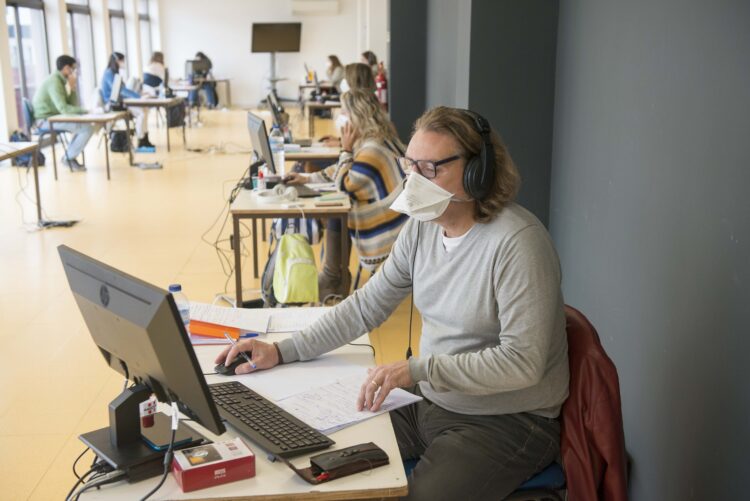 Ao telefone, a tentar conter o tsunami de novos casos