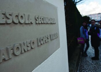 Afonso Lopes Vieira é a primeira de oito escolas de Leiria a remover amianto