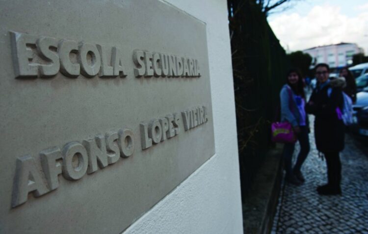 Afonso Lopes Vieira é a primeira de oito escolas de Leiria a remover amianto