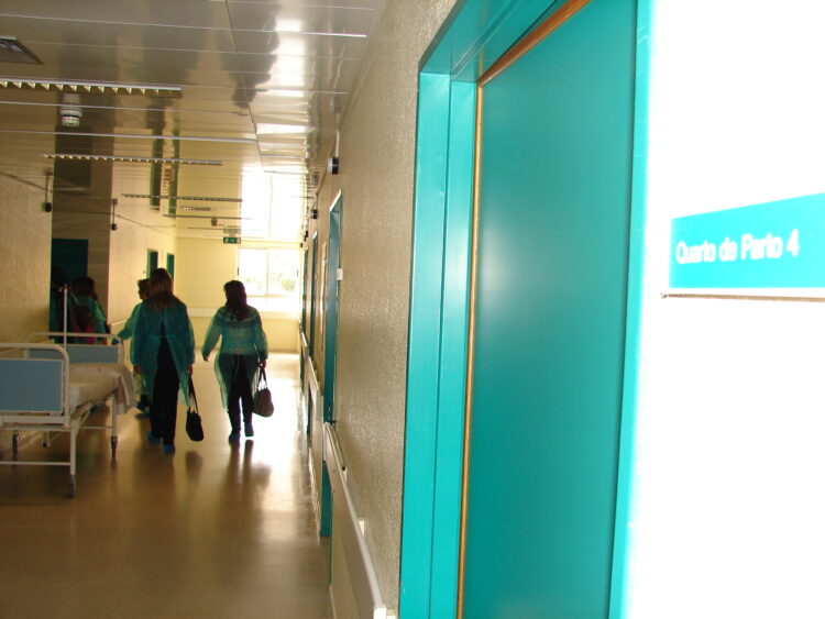 Centro Hospitalar de Leiria mantém restrições no acesso de acompanhantes