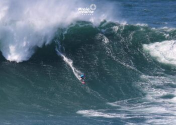 Praias da Nazaré voltam a estar abertas à prática de surf