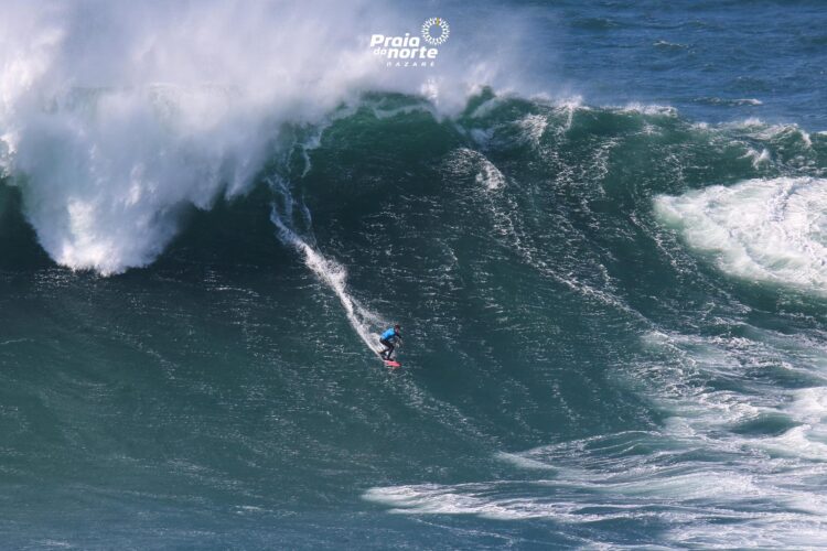 Praias da Nazaré voltam a estar abertas à prática de surf