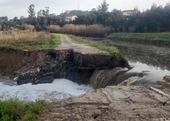Vala de irrigação do Vale do Lis, em Monte Redondo, rebentou esta manhã – vídeo