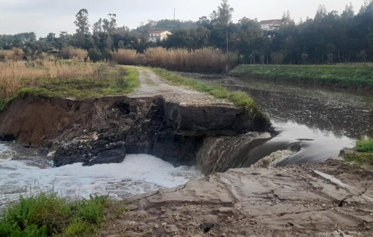 Vala de irrigação do Vale do Lis, em Monte Redondo, rebentou esta manhã – vídeo