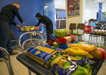 Voluntários juntos para levar refeições a famílias necessitadas e a heróis da saúde