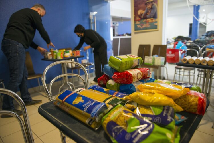Voluntários juntos para levar refeições a famílias necessitadas e a heróis da saúde