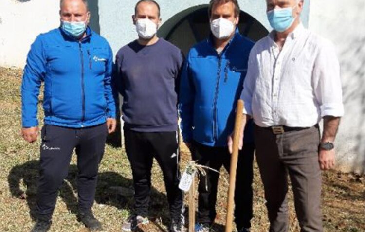 Para celebrar o Dia Mundial da Floresta, Município de Alvaiázere plantou um carvalho e ofereceu árvores autóctones às crianças