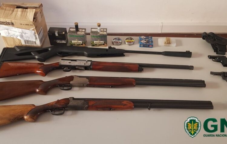 GNR detém suspeito de violência doméstica que tinha seis armas em casa