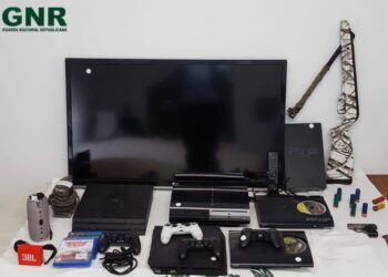 GNR de Peniche detém dois homens com armas ilegais e suspeitos de onda de furtos