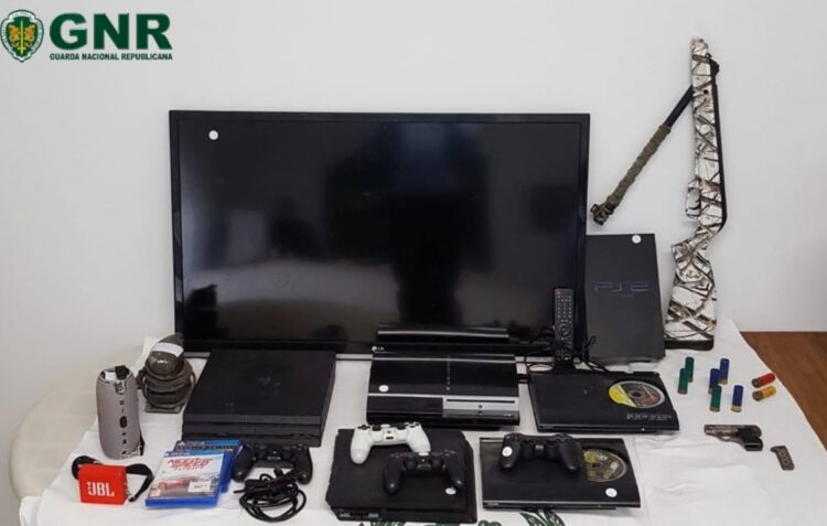 GNR de Peniche detém dois homens com armas ilegais e suspeitos de onda de furtos