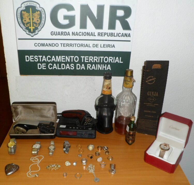 Adolescente identificado e adultos constituídos arguidos por furto