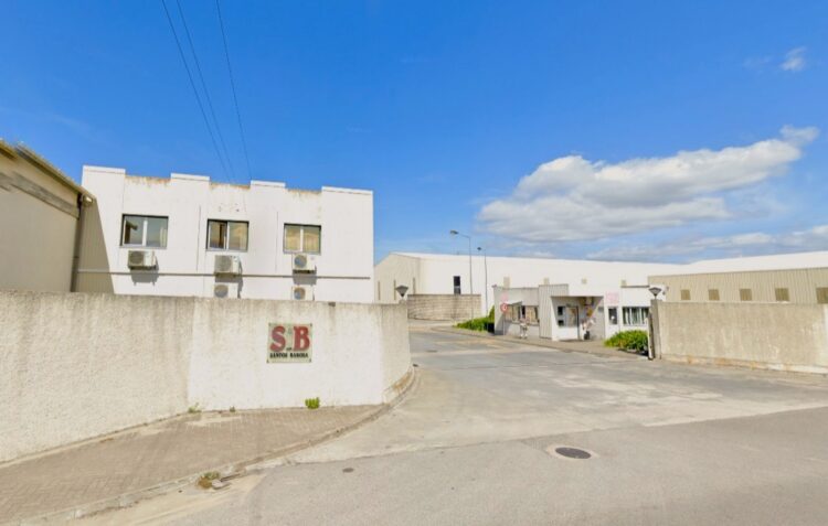 Trabalhadores da vidreira Santos Barosa em greve por aumento salarial de 3,5%
