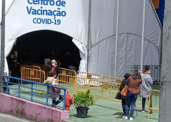 Sobreposição de agendamento e ida antes da hora geram “caos” na vacinação em Leiria