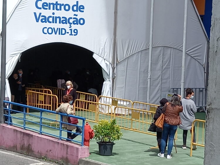 Sobreposição de agendamento e ida antes da hora geram “caos” na vacinação em Leiria