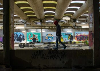 A galeria improvisada que se revela numa fábrica abandonada em Leiria