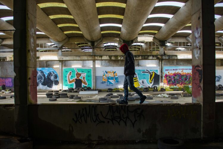 A galeria improvisada que se revela numa fábrica abandonada em Leiria