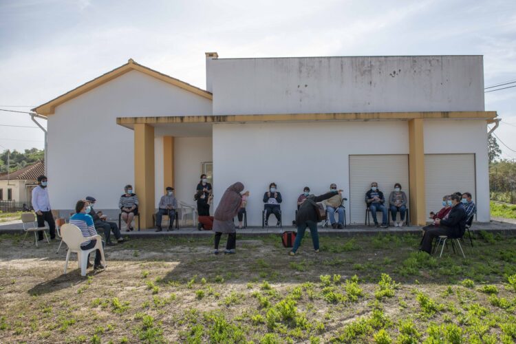 Museu na Aldeia desafia idosos a serem artistas: “Quando é que a gente vai passear de autocarro?”