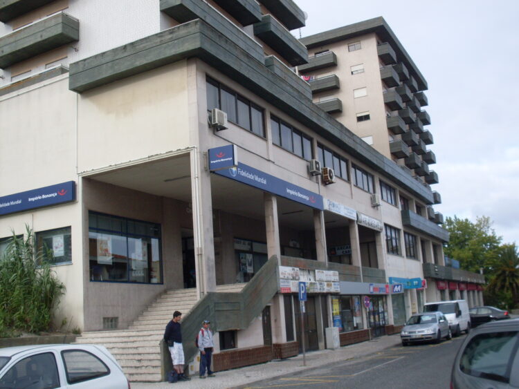 Novo notário da Marinha Grande está pronto, mas tutela mantém actividade num edifício com problemas de acessos