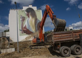 Mural de rapariga loira a saborear um cigarro e um café vai desaparecer emparedado