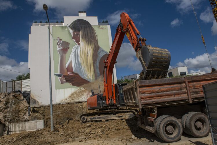 Mural de rapariga loira a saborear um cigarro e um café vai desaparecer emparedado