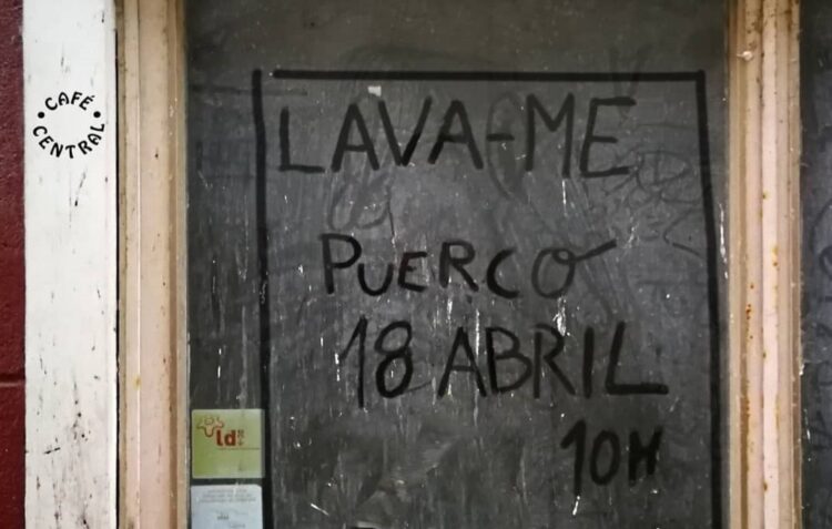 Café Central mete mãos ao balde e limpa rua Direita
