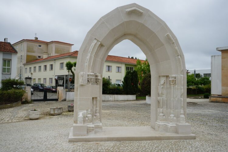 Thierry Ferreira dá nova vida ao pórtico da Igreja Velha da Benedita