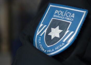 Dois homens detidos pela PSP por posse de haxixe e cannabis junto a escola