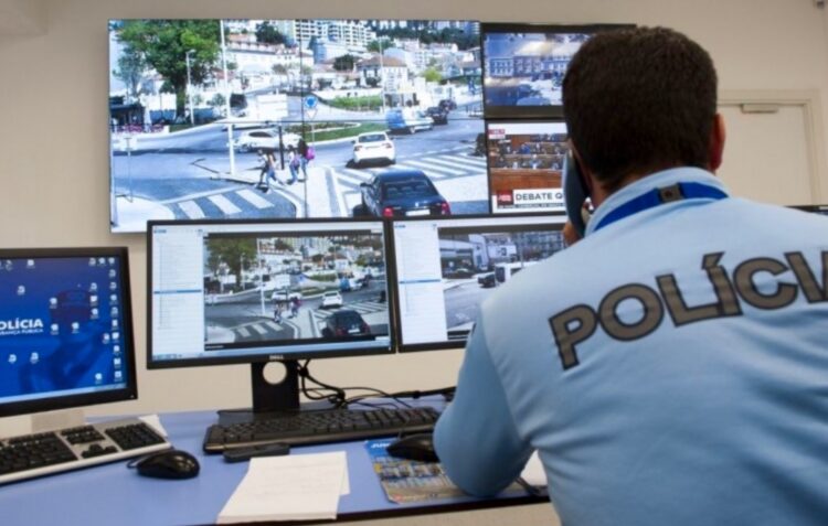 Destruiu uma ilha de ecopontos e um motociclo e fugiu, mas a PSP encontrou-o com videovigilância
