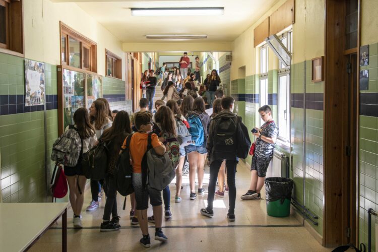 Dez escolas de Leiria vão receber relvado sintético