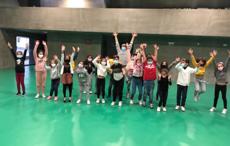Aprender património e temas sociais em brincadeiras pelo palco