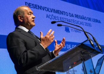 Recursos financeiros disponíveis “são imensos”, mas têm de ser bem investidos