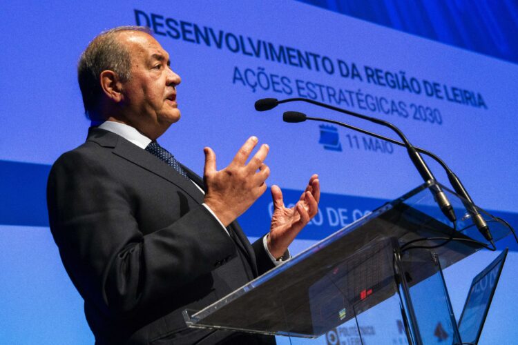 Recursos financeiros disponíveis “são imensos”, mas têm de ser bem investidos