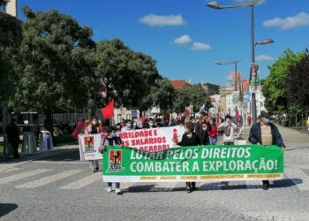População sai à rua para comemorar 1.º de Maio