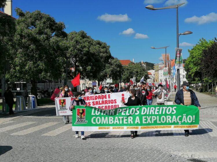 População sai à rua para comemorar 1.º de Maio