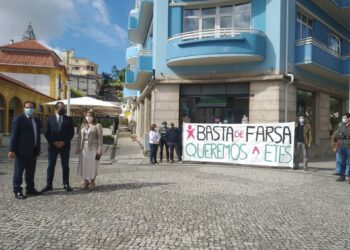 Faixas de protesto à porta de reunião com Governo sobre poluição na Bacia do Lis