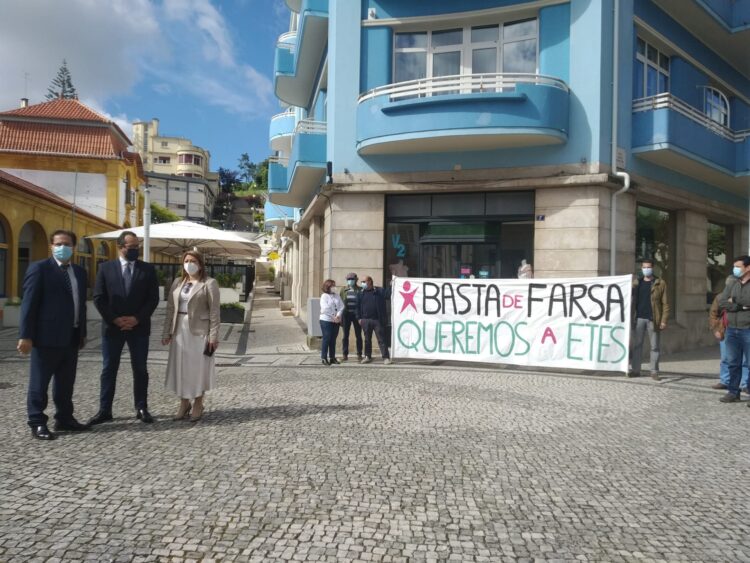 Faixas de protesto à porta de reunião com Governo sobre poluição na Bacia do Lis