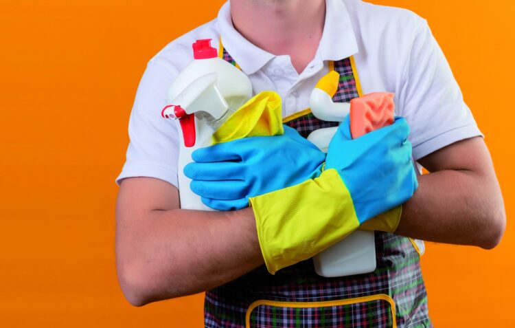 Homens e licenciados derrubam preconceito no trabalho doméstico
