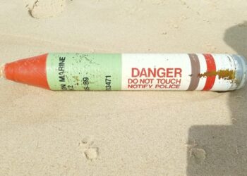 Mergulhadores da Marinha inactivam engenho fumígeno na Praia d’El Rey