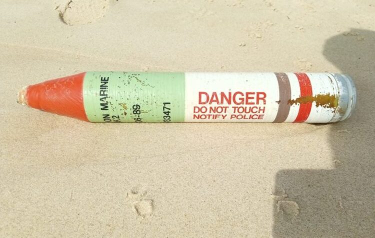 Mergulhadores da Marinha inactivam engenho fumígeno na Praia d’El Rey