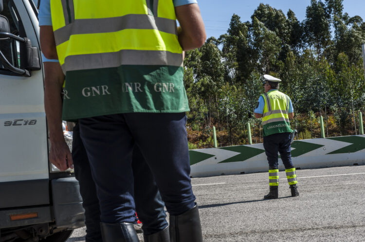 GNR de Leiria deteve 11 em flagrante e passou 698 multas de trânsito, na última semana