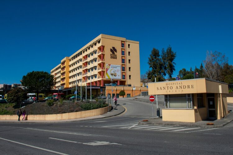 Tecto falso cai na urgência do hospital de Leiria devido à chuva