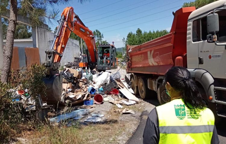 Eliminada lixeira a céu aberto nos Pousos com a remoção de 37 toneladas de resíduos