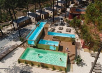 É uma piscina. É feita a partir de quatro contentores e situa-se na Nazaré