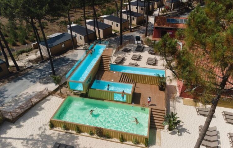 É uma piscina. É feita a partir de quatro contentores e situa-se na Nazaré