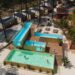 É uma piscina. É feita a partir de quatro contentores e situa-se na Nazaré