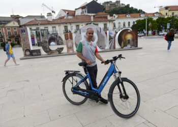 Já visitou 70 países. Pedala agora ao longo da fronteira de Portugal