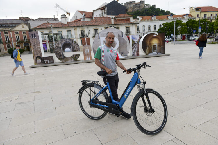 Já visitou 70 países. Pedala agora ao longo da fronteira de Portugal