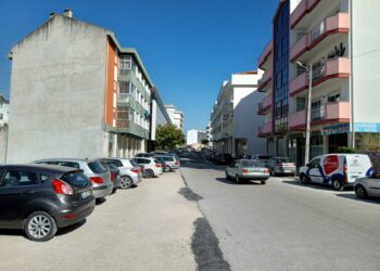 Obras na Av. Humberto Delgado, em Leiria, paradas  à espera de estacionamento provisório