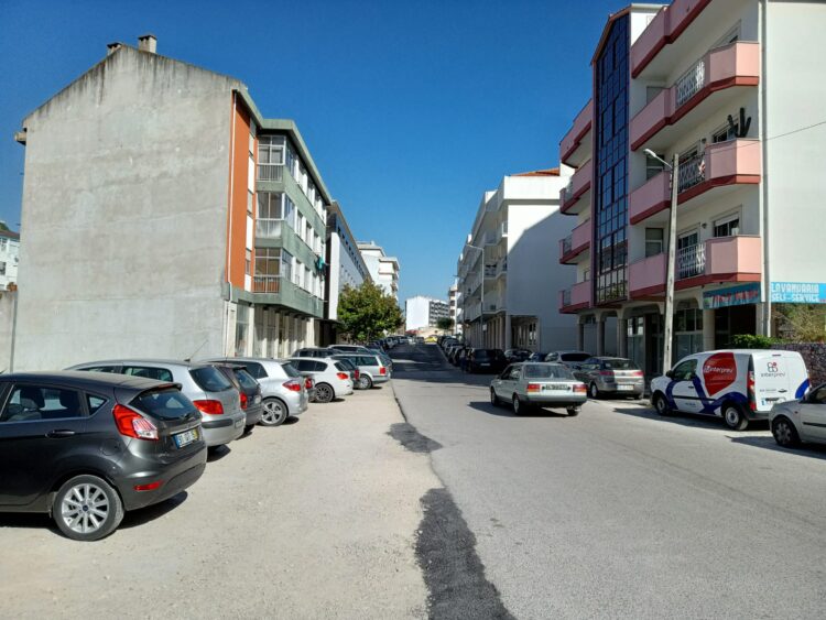 Obras na Av. Humberto Delgado, em Leiria, paradas à espera de estacionamento provisório