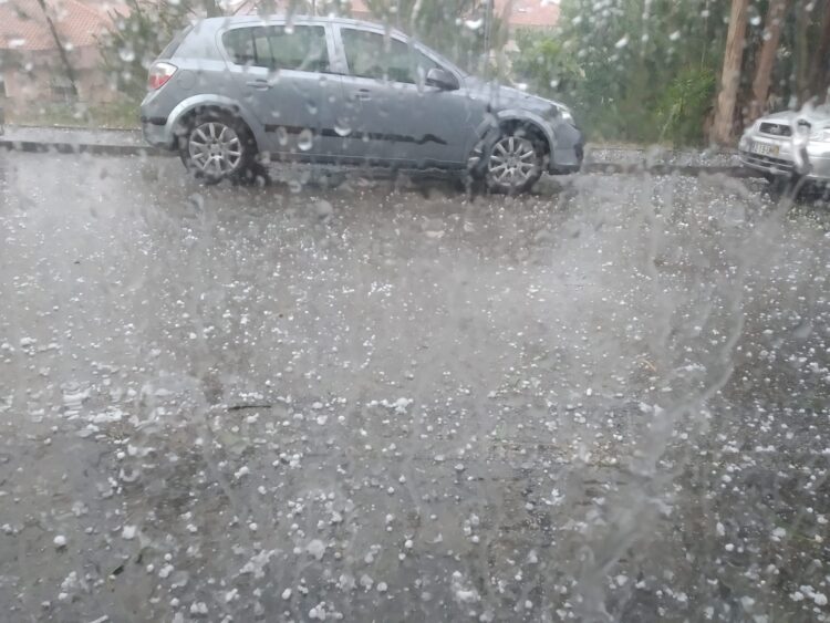 Vídeo mostra chuvada e granizo em Leiria depois de um dia de calor e com incêndio